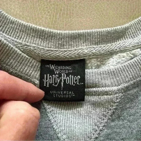 Authentic Universal Studios Harry Potter Gryffindor House sweatshirt Crewneck - Picture 5 of 9